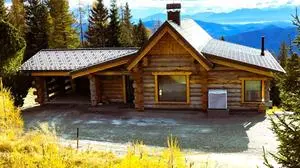 Ein Chalet aus Rundholz steht auf der Hochrindl zum Verkauf