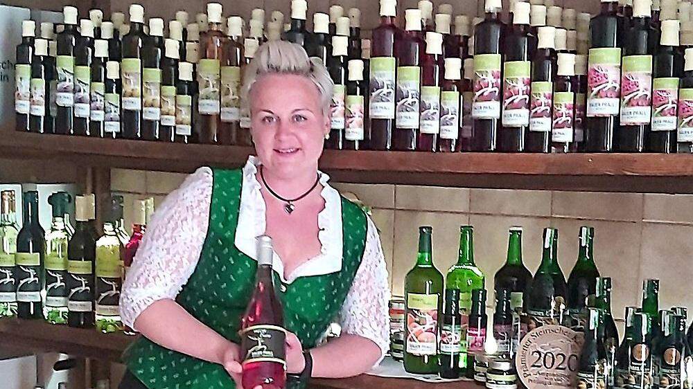 Karin Kienzl vom Weinhof Bauer-Prall in Mooskirchen stellt persönlich zu und verschickt ihre Waren versandkostenfrei