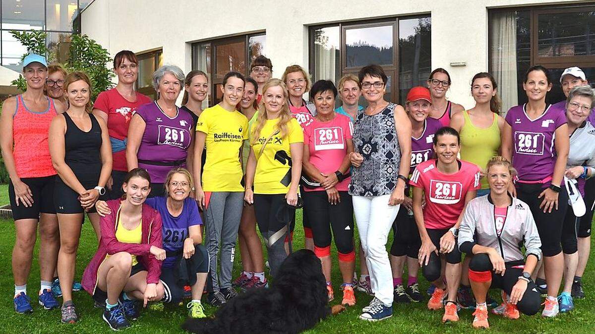 Viele Damen erwiesen sich als Wetterfest, ließen sich von Blitz und Donner nicht abschrecken