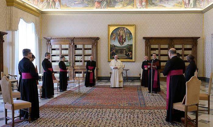 Papst Franziskus beim Vaterunser-Gebet