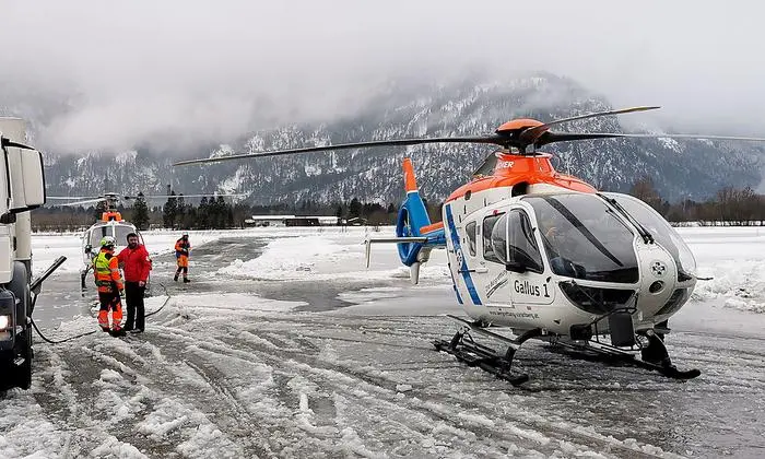 Hubschrauber werden für den Erkundungsflug vorbereitet