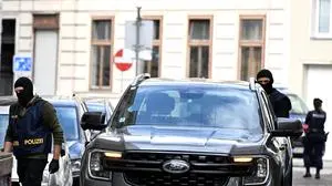 ABD0027_20250909 - WIEN - ÖSTERREICH: ZU APA0093 VOM 9.9.2025 - Bei Neonazi Gottfried Küssel hat es am Dienstag eine Hausdurchsuchung gegeben. Im Bild: Ein Beamter der Polizei im Zuge der Hausdurchsuchung , am Dienstag 9. September 2025 in Wien. - FOTO: APA/HARALD SCHNEIDER