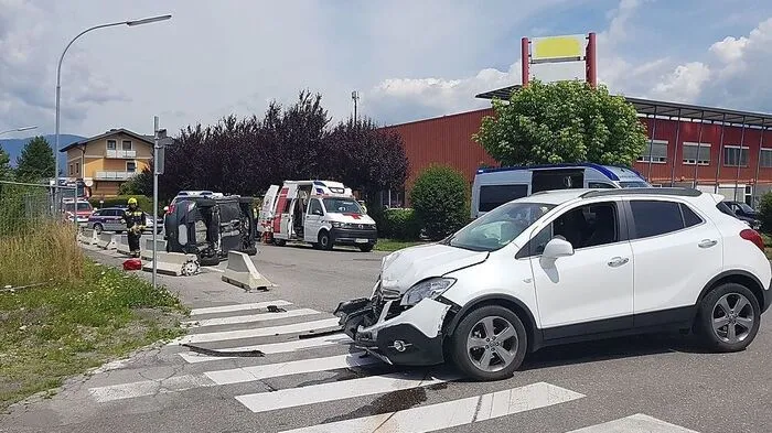 Die zwei Autos wurden bei dem Unfall schwer beschädigt