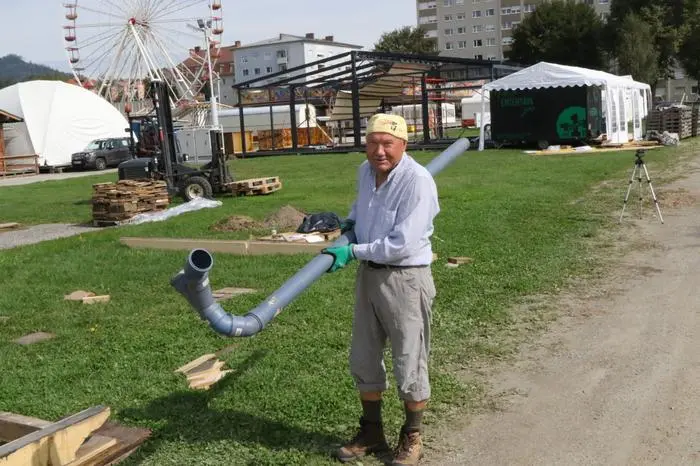 Bevor es losgeht, müssen noch einige Rohre verlegt werden