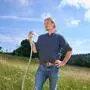 Gerhard Aichwalder auf der Biodiversitätsfläche in Tanzenberg