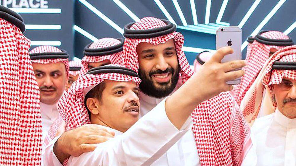 Kronprinz Mohammed bin Salman posiert für ein Selfie