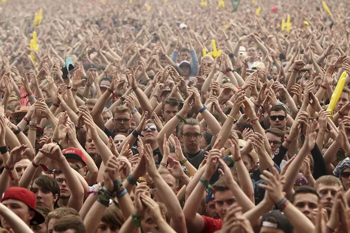 Insgesamt sollten rund 85 Bands auf vier Bühnen den legendären Nürburgring rocken, darunter die Toten Hosen als Headliner am Samstag und System Of A Down am Sonntag.