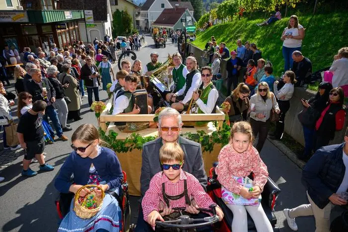 Hunderte Besucherinnen und Besucher kamen zum Wein- und Hopfenlesefest 2025 nach Leutschach.