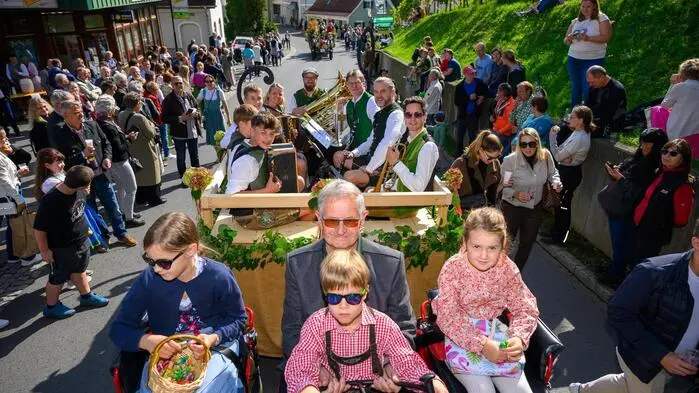 Hunderte Besucherinnen und Besucher kamen zum Wein- und Hopfenlesefest 2025 nach Leutschach.
