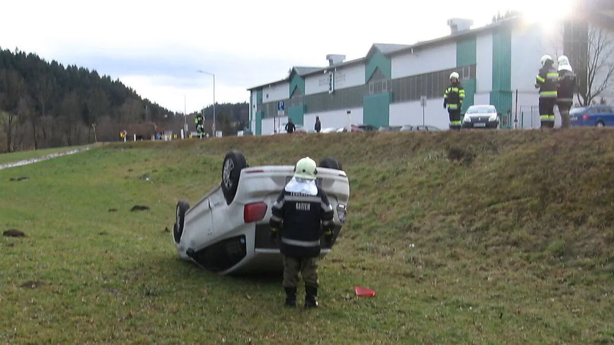 Eines der Unfallfahrzeuge landete am Dach