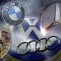 Zu sehen sind die Logos deutscher Autobauer wie VW, BMW und Mercedes als Fotomontage | Deutsche Autokonzerne wollen sich wohl nicht auf die Verhandlungskünste der EU verlassen und verhandeln selbst mit den USA