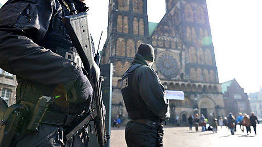 Polizisten patrouillieren in der Innenstadt von Bremen