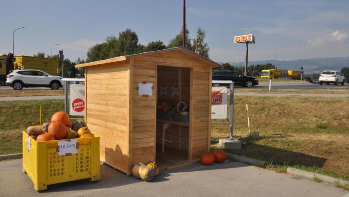 Am Parkplatz von „Burger King“ beim Kreisverkehr an der Südtangente in Wolfsberg ist die Holzhütte für den Kürbisverkauf aufgestellt