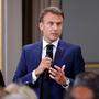 Frankreichs Präsident Emmanuel Macron überlegt den social-media-Zugang zu beschränken. 