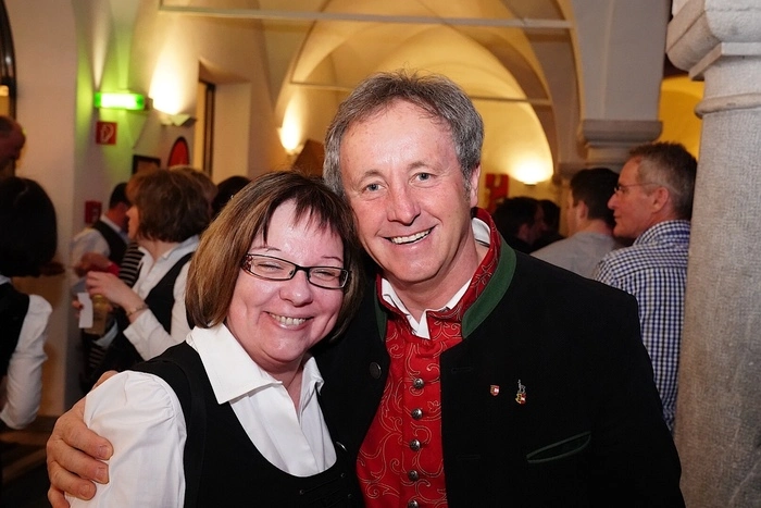 Landtagsabgeordneter Ferdinand Hueter freut sich mit Begleitung auf das Konzert