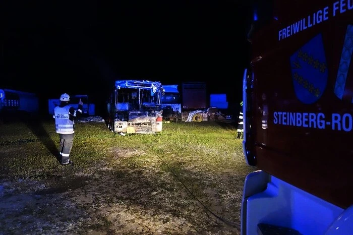 Glücklicherweise war beim Eintreffen der ersten Einsatzkräfte nur ein ausrangierter Autobus in Brand.