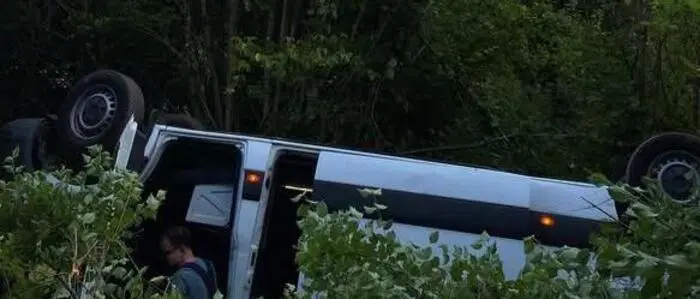 Der Kleinbus kam in unwegsamem Gelände auf dem Dach zu liegen