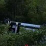 Der Kleinbus kam in unwegsamem Gelände auf dem Dach zu liegen
