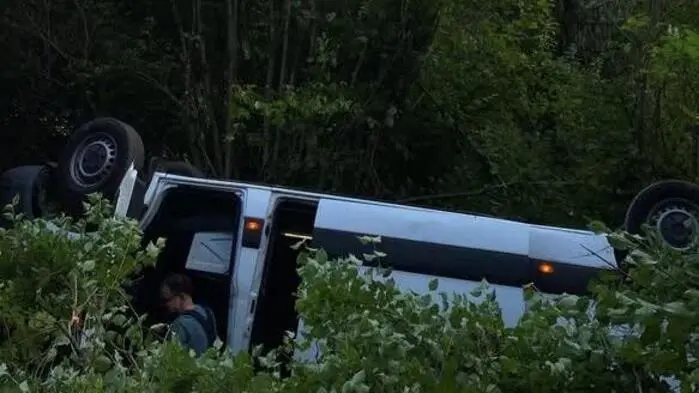 Der Kleinbus kam in unwegsamem Gelände auf dem Dach zu liegen