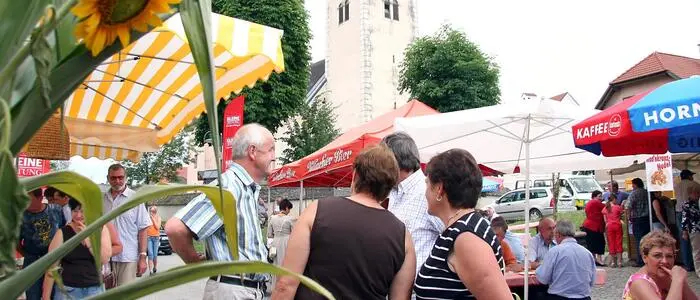 Zu sehen sind Menschen, die sich austauschen