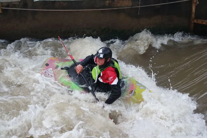 Der "Kanu Club Graz" lud zum Freestyle &amp; Boatercross auf der Mur. Am Samstag war man auf der neuen Muglwave im Süden von Graz, Sonntag dann direkt im Stadtzentrum.