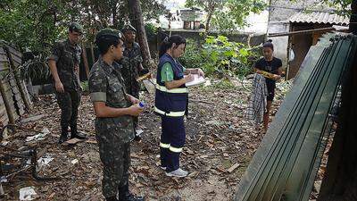 Gesundheitsmitarbeiter und Soldaten bei der Bekämpfung der Moskitos