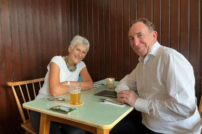 Sabine Mandak-Aufinger überbot andere für ein Kässpätzle-Essen mit ihrem ehemaligen Vorarlberger Parteikollegen Gesundheitsminister Johannes Rauch.