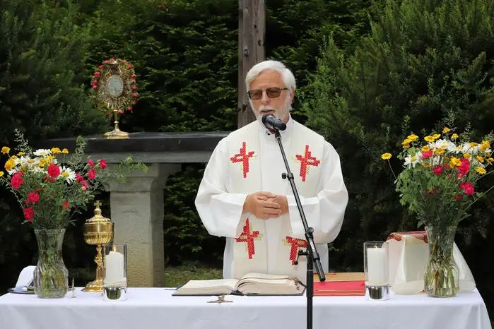 Die Hl. Messe im Freien wurde von Pfarrer Johannes Staudacher zelebriert.