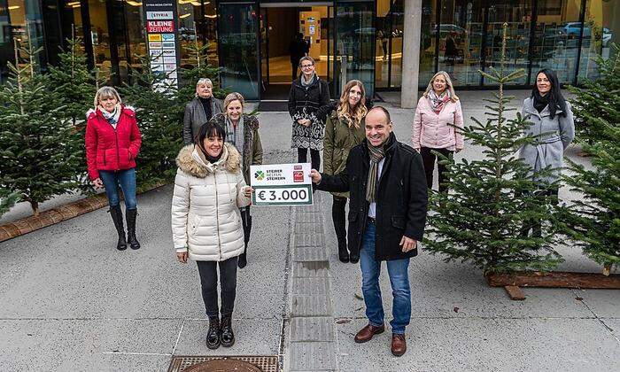 3000 Euro von Dussmann Service Steiermark: Erich Grössl mit sieben Betriebsleiterinnen, Sabine Herz