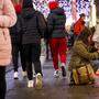 Im Zeichen von 75 Jahre UN-Menschenrechtsdeklaration haben 200 Teilnehmer in der Grazer Herrengasse eine Lichterkette entzündet 