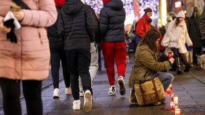 Im Zeichen von 75 Jahre UN-Menschenrechtsdeklaration haben 200 Teilnehmer in der Grazer Herrengasse eine Lichterkette entzündet 
