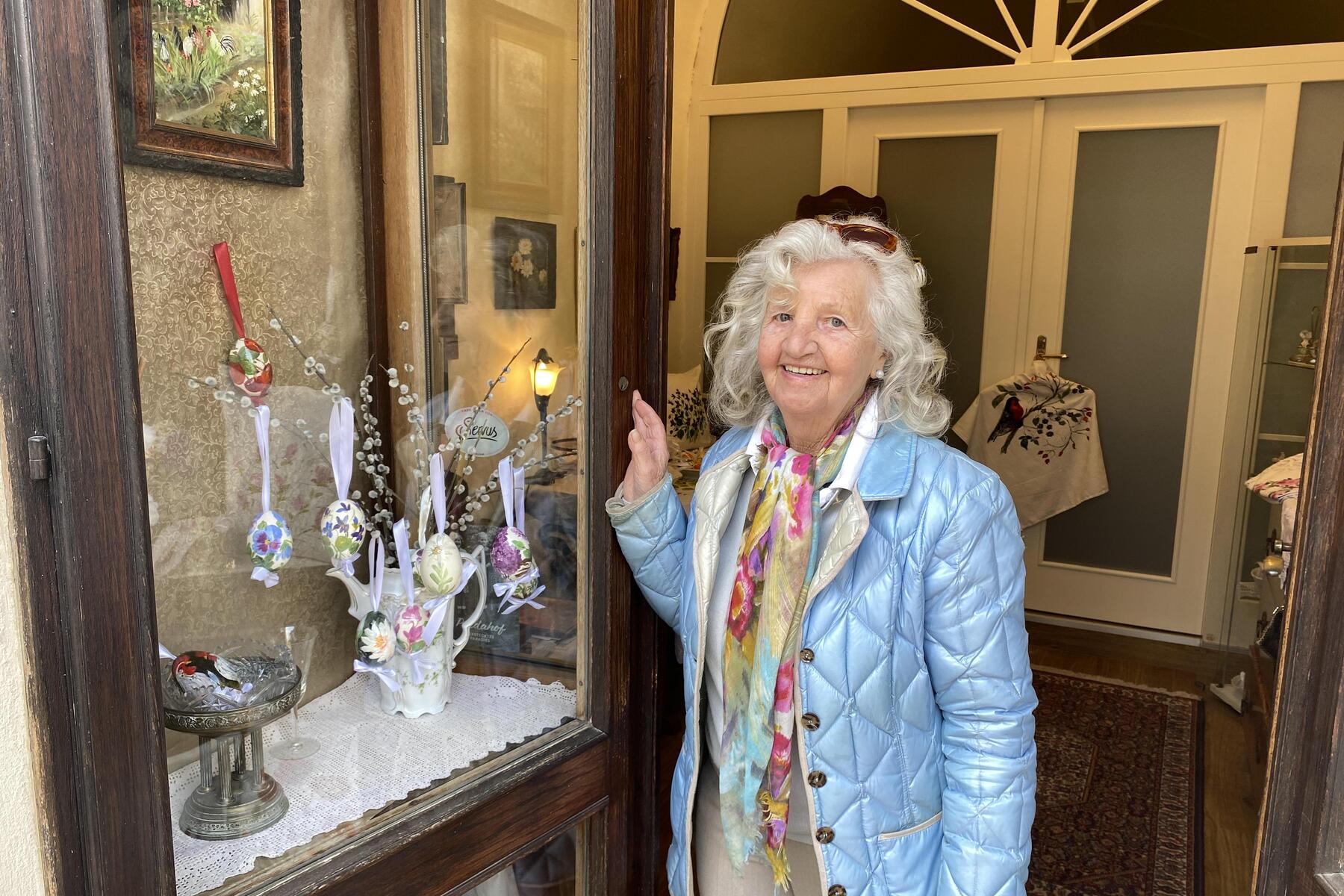 85-jährige Bad Radkersburgerin bemalt Ostereier mit zierlichen Blüten