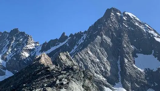 Großglockner. Das Bild zeigt den Blick von der Schere (zwei Gipfel mit 3043 und 3037 Meter Höhe) in Richtung Luisengrat, Luisenkopf (3207 m) und Stüdlgrat