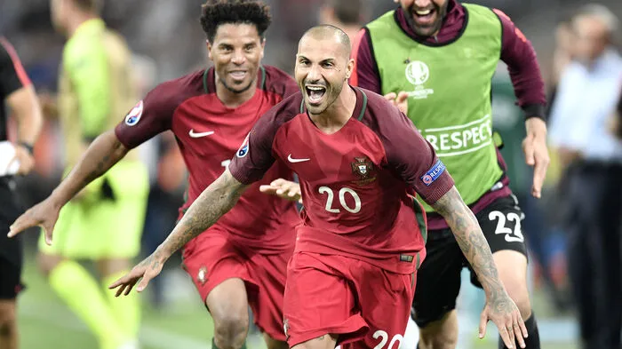Der Moment der Erleichterung: Nach dem Elferkrimi steht Portugals Aufstieg ins Achtelfinale fest. Bei den Spielern entlädt sich die Anspannung in grenzenlose Freude.