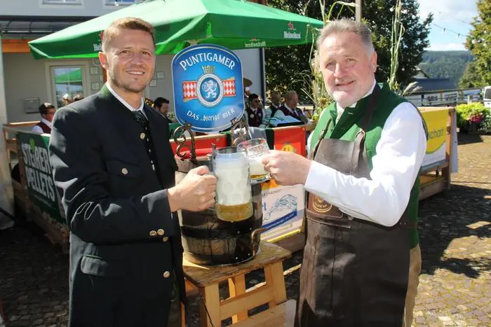 Bürgermeister Markus Holzer (links) mit seinem Vorgänger Johann Hansbauer