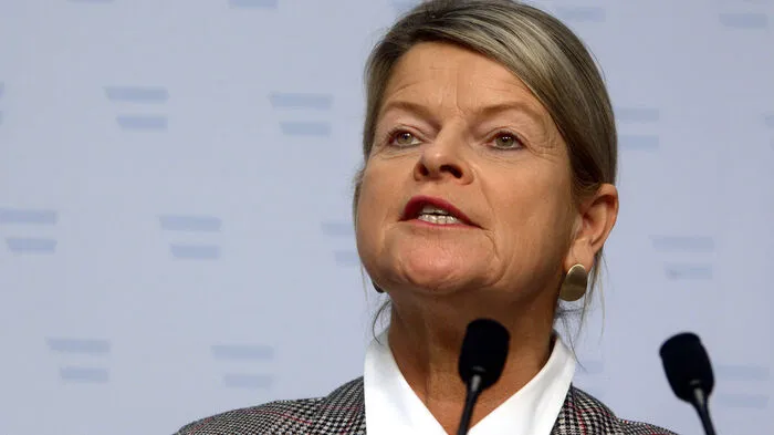 Rund um die Eurofighter gab es diese Woche viele Wortgefechte. "Ich erwarte, dass Airbus auf mich zukommt." - Verteidigungsministerin Klaudia Tanner hofft auf eine Gesprächsangebot des Eurofighter-Herstellers. "Da können's lange warten, die werden net kommen. Die verstehen nur eine Sprache - die der Staatsanwaltschaft." - Ihr Vorgänger Hans Peter Doskozil hat schon seine Erfahrungen gemacht ... "Für ein Gespräch in Wien in dem in der gestrigen Pressekonferenz geschilderten Format stehen wir nicht zur Verfügung." - ...und behält recht - Airbus zieht das Gesprächsangebot zurück. "Meine Geduld ist jetzt nicht nur am Ende, sondern der Faden ist nun gerissen." - Tanner prüft eine zivilrechtliche Klage.