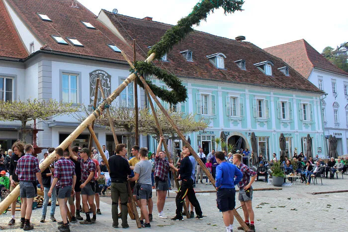 Diese sorgten auch für die zünftige, musikalische Umrahmung mit 20 Volkstanz-Paaren und Schuaplatt´ler-Einlagen.