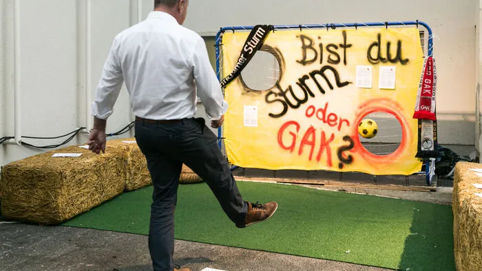 Gewissensfrage für jeden Grazer Fußballfan. Und Titel eines Bürger*innenbühnen-Projekts im Schauspielhaus Graz.