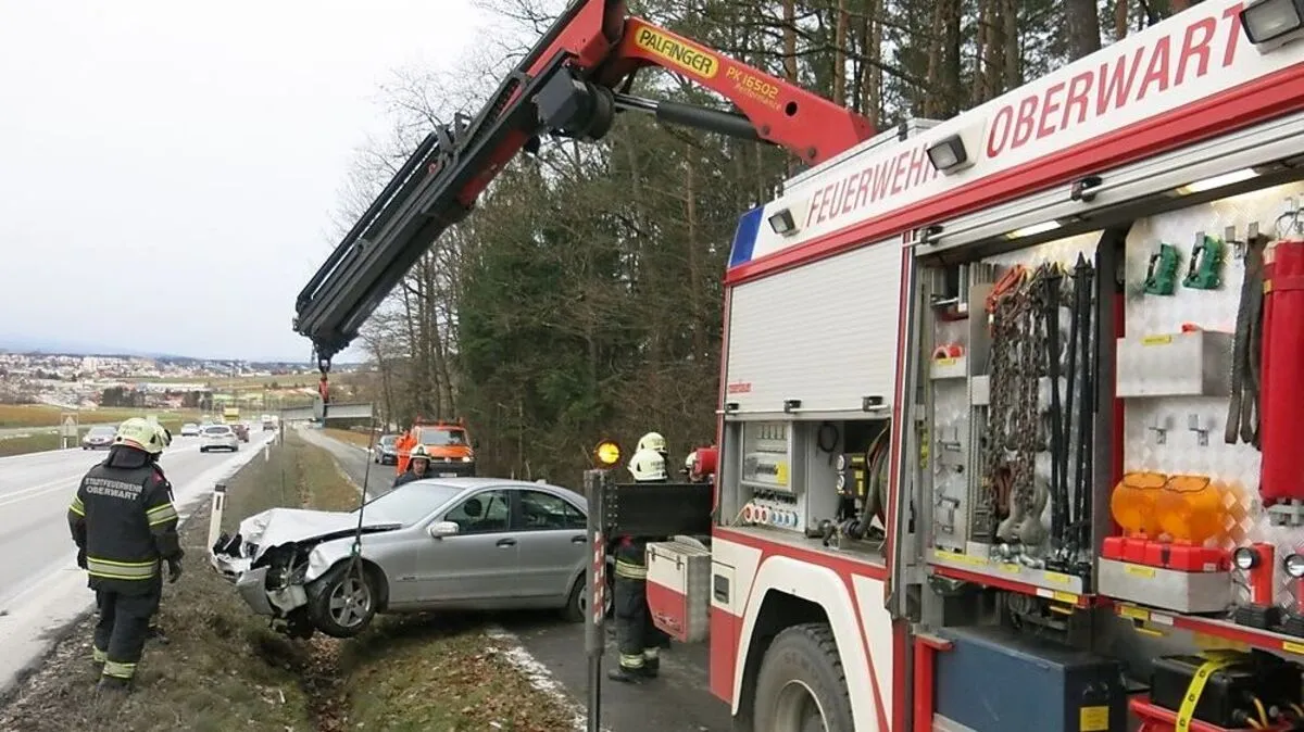 Die Feuerwehr Oberwart barg das Auto mithilfe eines Krans
