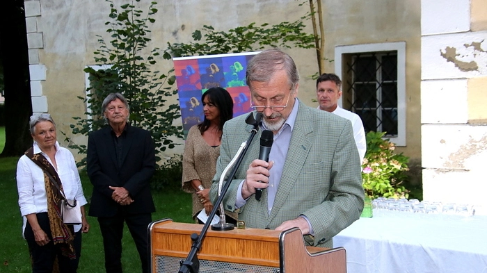 Zur Vernissage am Donnerstag – Abend kamen zahlreiche Freunde und Verehrer der drei KünstlerInnen. Stadtrat Andreas Albrecher begrüßte die Gäste, die Laudatio hielt der Kurator des Schlosses, Ernst Lasnik.