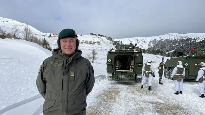 Kommandant Manfred Hofer, im Hintergrund das Jägerbataillon 17 aus Straß