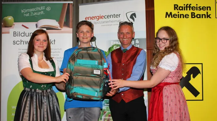 Zum achten Mal lud Johannes Binder (Zweiter von rechts) Schulen aus dem gesamten Bezirk zum Projekt "Energie Center macht Schule" ein.