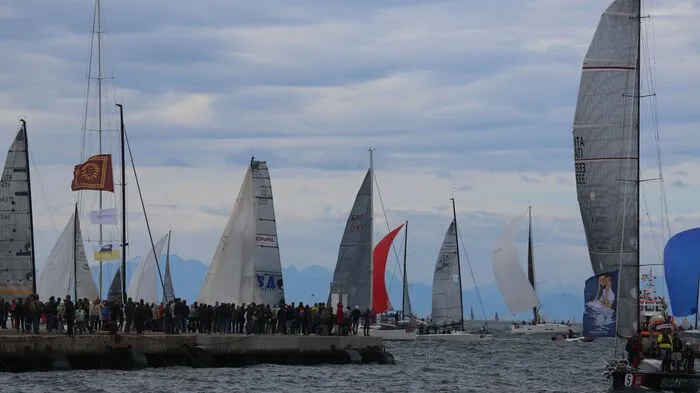 Vergangenen Sonntag war Triest die Hauptstadt der Segler. 1700 Teilnehmer starteten unter schwierigen Bedingungen bei der internationalen Segelregatta "Barcolana".