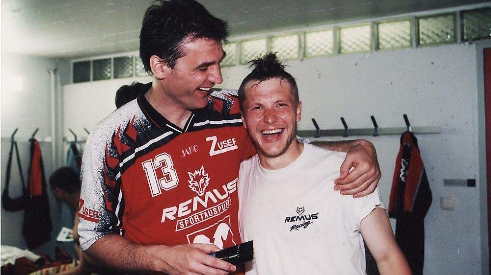 Nach dem Titel 2000 ließen die Spieler von Bärnbach-Köflach Haare: Andreas Albrecher (rechts) kam als Erster unter den Rasierer