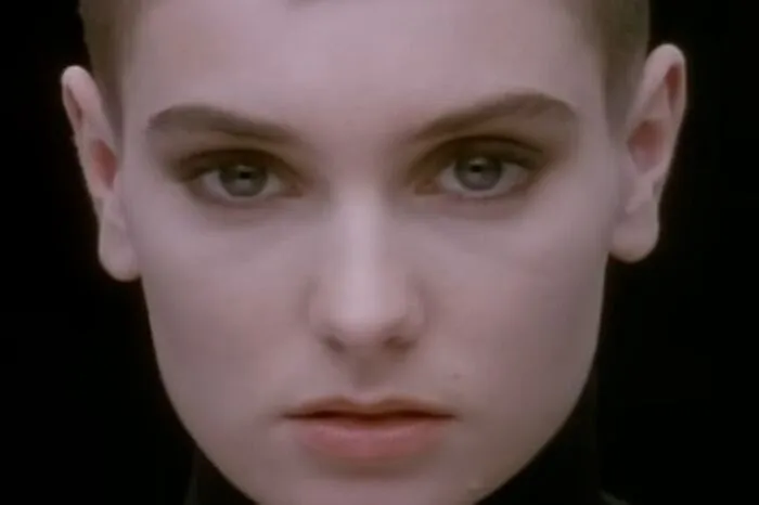 Das ikonische Musikvideo zu "Nothing Compares 2 U" bestand hauptsächlich aus Nahaufnahmen von O'Connors Gesicht. In dem Lied verarbeitete O'Connor ihr schwieriges Verhältnis zu ihrer Mutter.