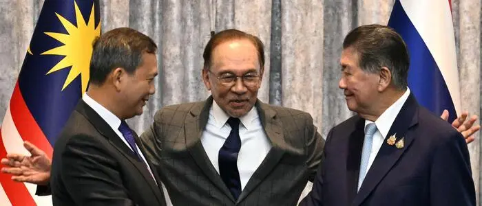 Kambodschas Ministerpräsident Hun Manet (links) und Thailands Übergangsministerpräsident Phumtham Wechayachai (rechts) einigten sich in Malaysia auf eine Waffenruhe