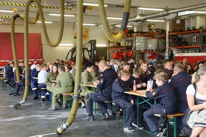 Zahlreiche Mitglieder der Feuerwehrjugend, Betreuer und Ehrengäste waren zum Jugendlager gekommen