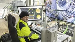 Georg Loibnegger bedient die Sägebox von seiner Kabine aus  sonst gibt es keine Beschäftigten