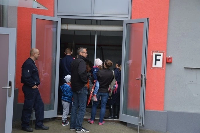 Über 40 Kinder und Jugendliche konnten sich dabei ein Bild von der abwechslungsreichen Arbeit machen und selbst zur Ausrüstung greifen.