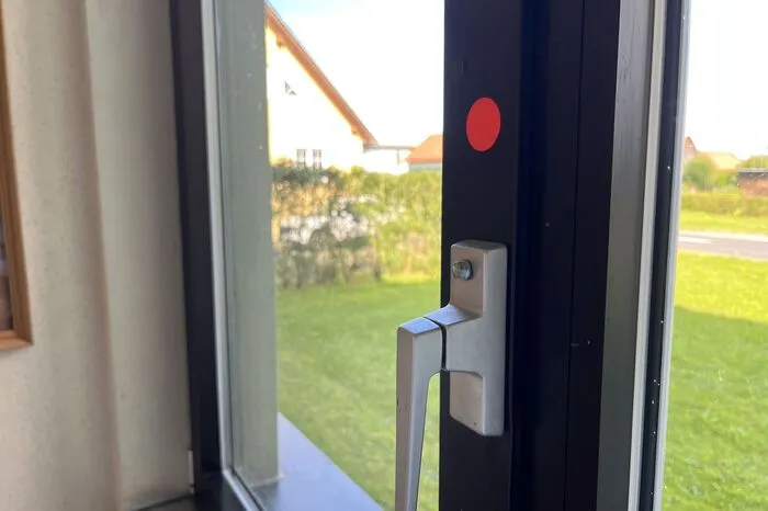 Im Schnitt lässt sich nur mehr jedes zweite Fenster öffnen. Jene Fenster, die beim Öffnen herausfallen könnten, sind verschraubt und mit einem roten Punkt gekennzeichnet